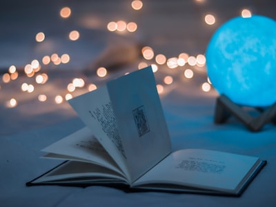 浪漫爱情剧《雪花飘落时》海报，男女主角在雪中相拥的唯美画面